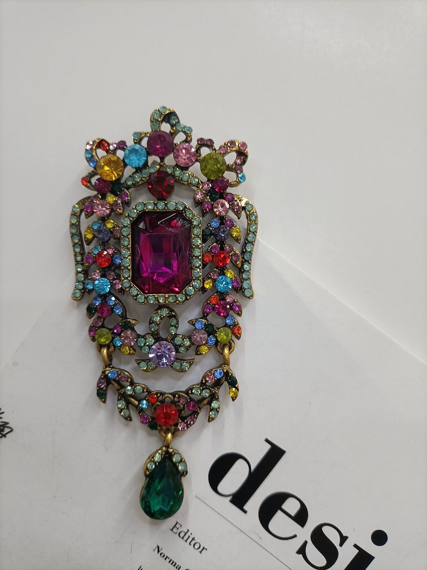 Elegant and refined brooch for ladies, simple Korean crystal corsage cardigan, sweater, pin buckle, overcoat accessory pic 2