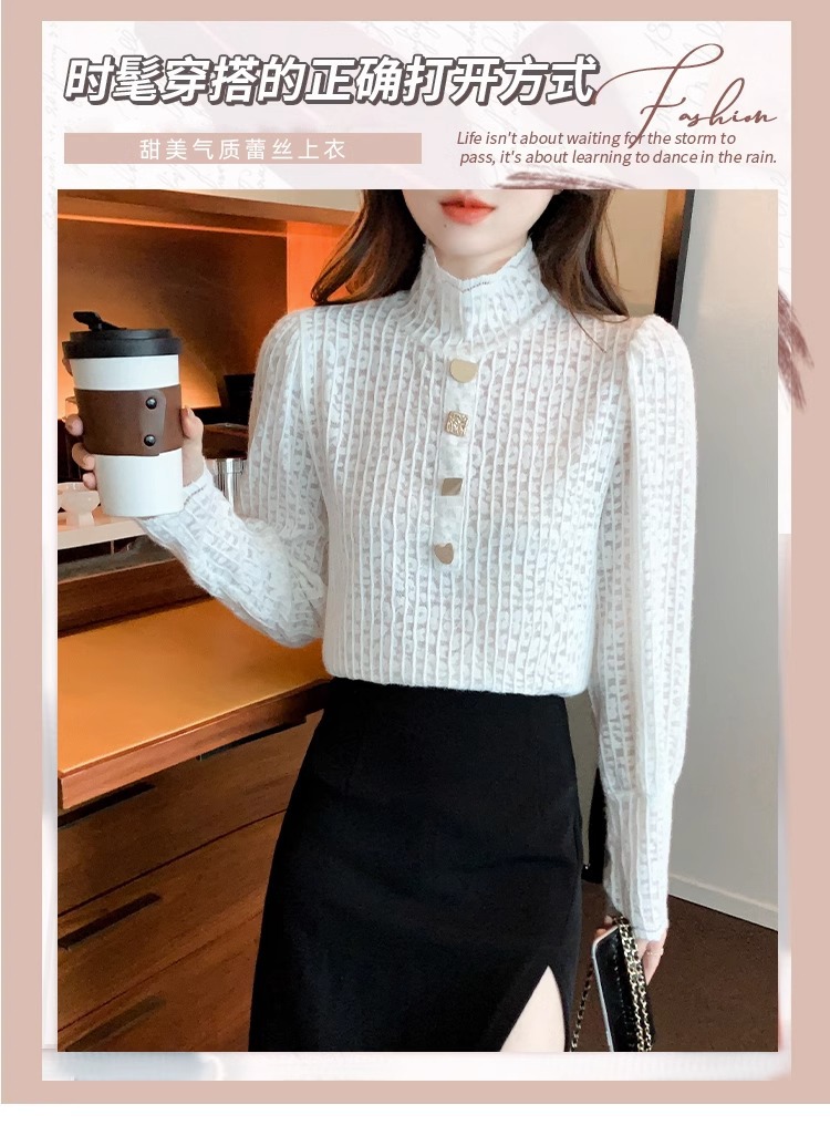 For the 2022 autumn and winter collection, women can wear a small stand-up collar with an elastic and form-fitting lace base layer and a thick fleece top pic 1
