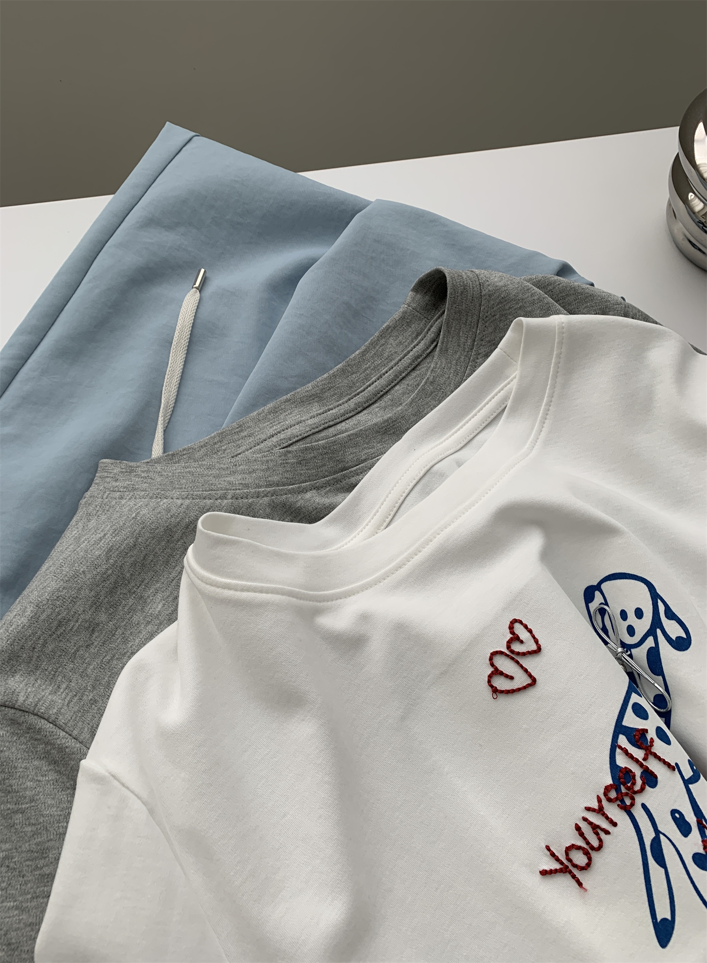 A trendy Korean-style loose and casual short-sleeved T-shirt with a bow and spotted dog print for women in summer, featuring pure cotton embroidery pic 5