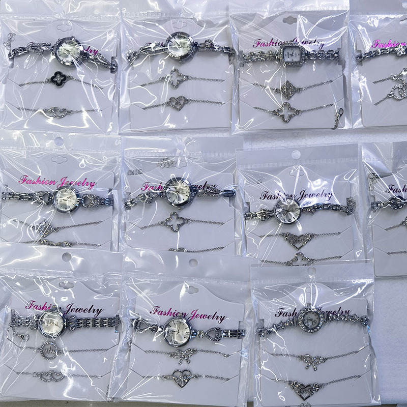 跨境热卖时尚带钻女士表饰品手链3件套礼品套装卡纸装饰手链腕表详情5