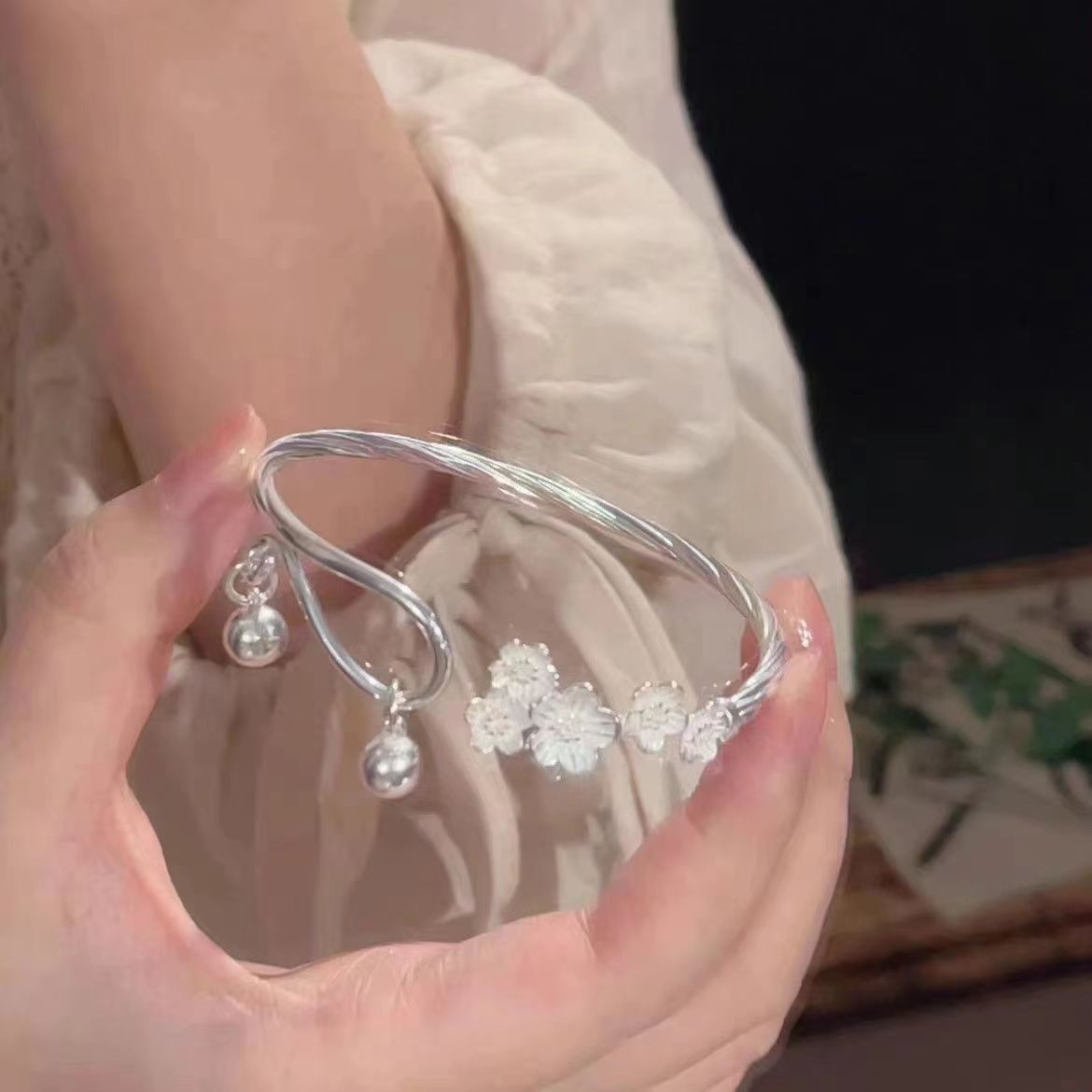 Hot-selling bracelet wholesale physical store, exclusive new jewelry, street accessory, simple and classic bracelets pic 3