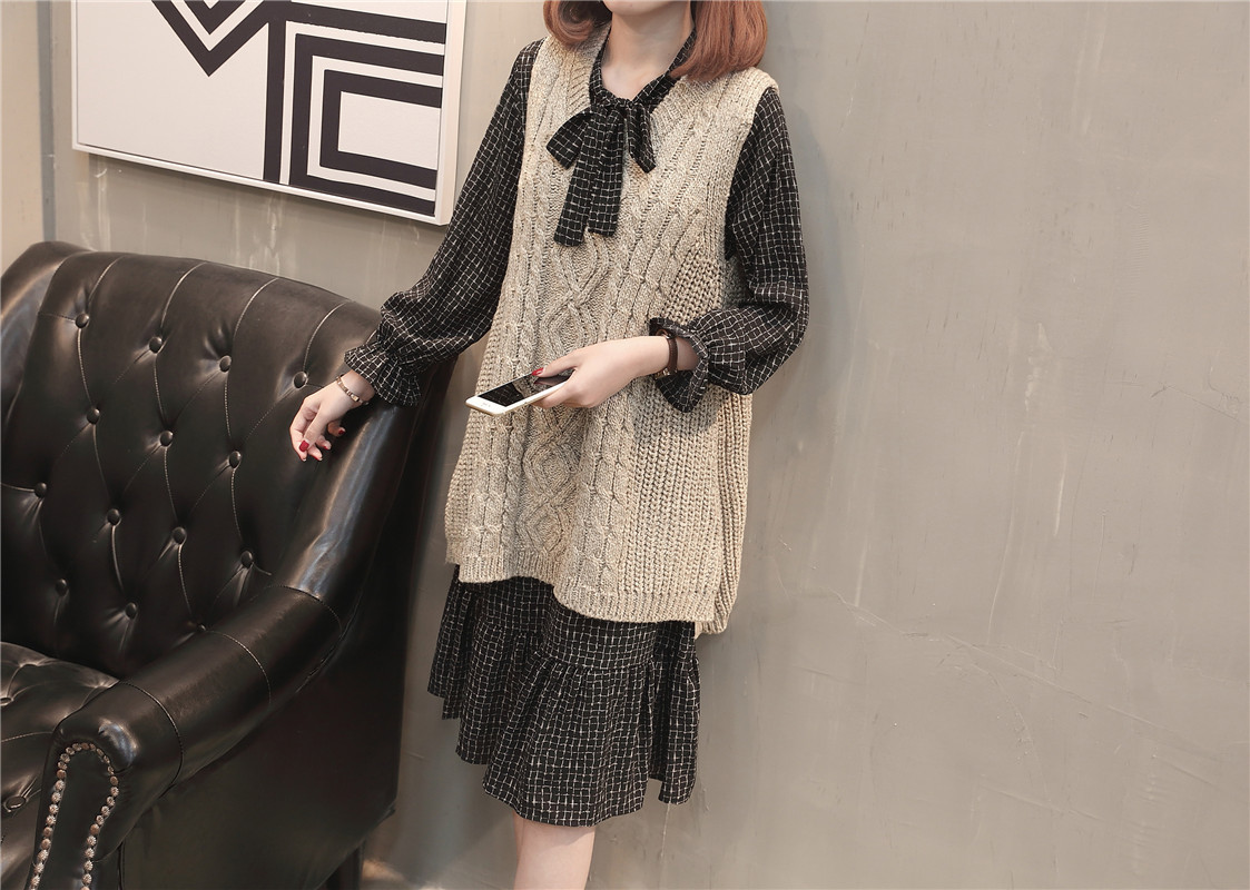 A new and stylish spring outfit for plus-size women, featuring a loose sweater, tank top and skirt that accentuates your figure pic 3