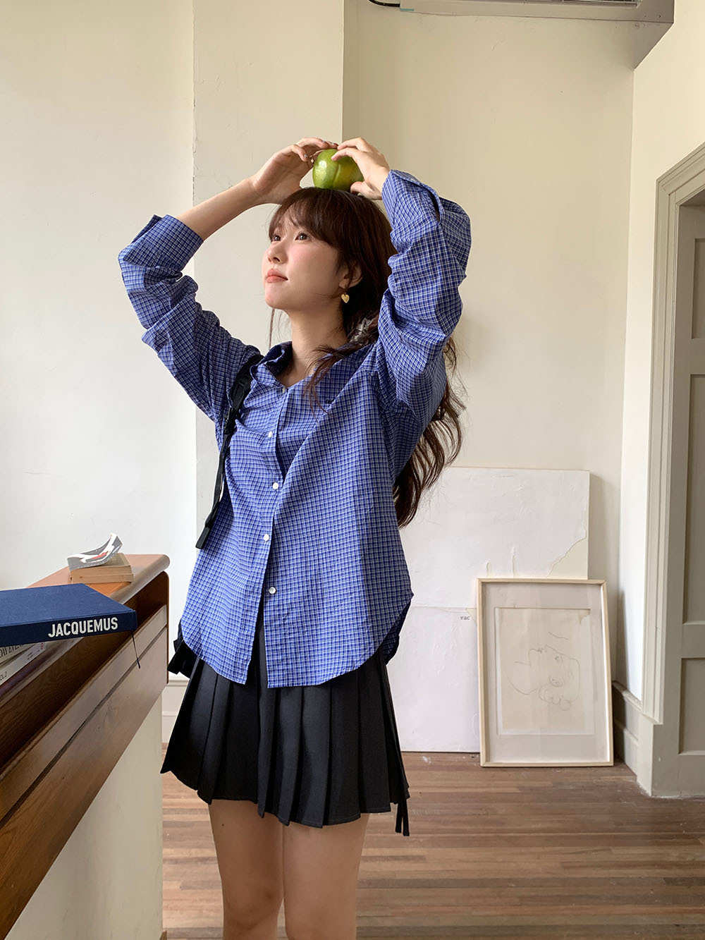A real photo of a woman wearing a retro, fair-skinned, blue checkered, simple letter-embroidered single-breasted long-sleeved shirt on Korean Instagram in autumn pic 22