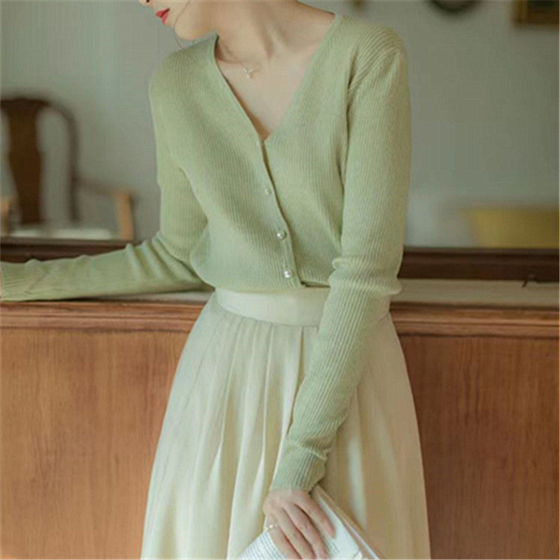 The new 2022 cardigan for women, Korean autumn style, pearl buckle V-neck knitted sweater, gentle style, versatile short sweater coat pic 8