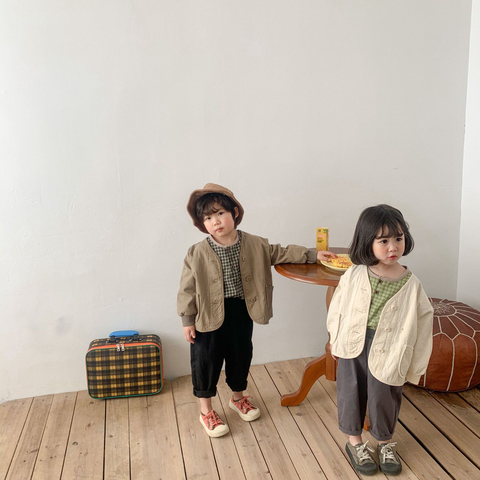 For the Spring and autumn of 2024, solid-color short jackets for children, a literary style for both boys and girls, and a small cardigan with a Japanese style as outerwear are all trendy pic 14