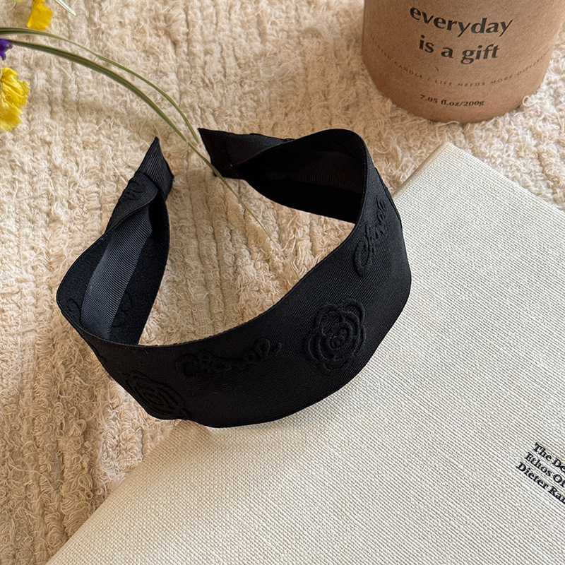 The gentle chanel-style wide-brimmed hair band exudes a feminine charm. The high top of the head is suitable for washing the face and pressing the hair. It is a versatile and high-end hair accessory for going out pic 16