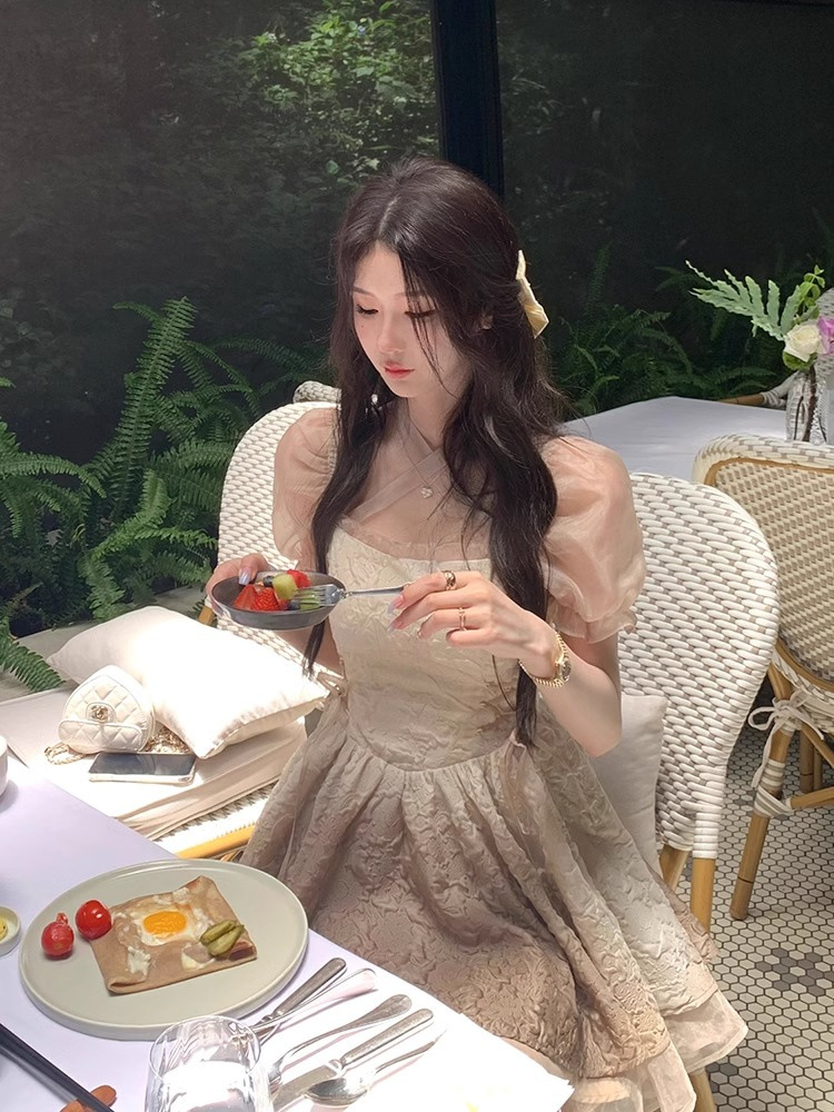 度假风蓬蓬裙奶甜收腰鱼骨绝美泡泡袖渐变法式初恋别致连衣裙详情3