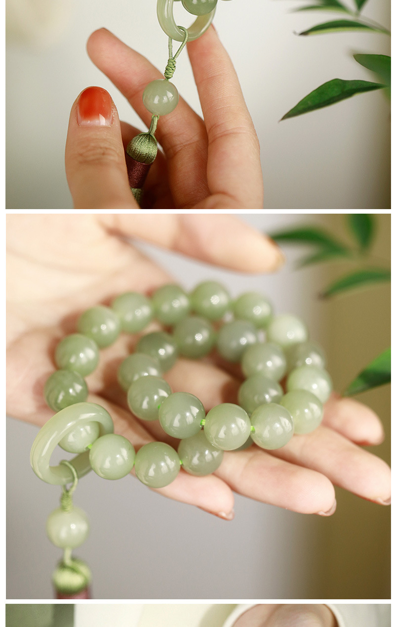 Qingqing Zijin holds a cultural and artistic bracelet that wraps around her fingers in a soft ancient style. This 18-seed prayer bead bracelet is a retro Hanfu accessory pic 11