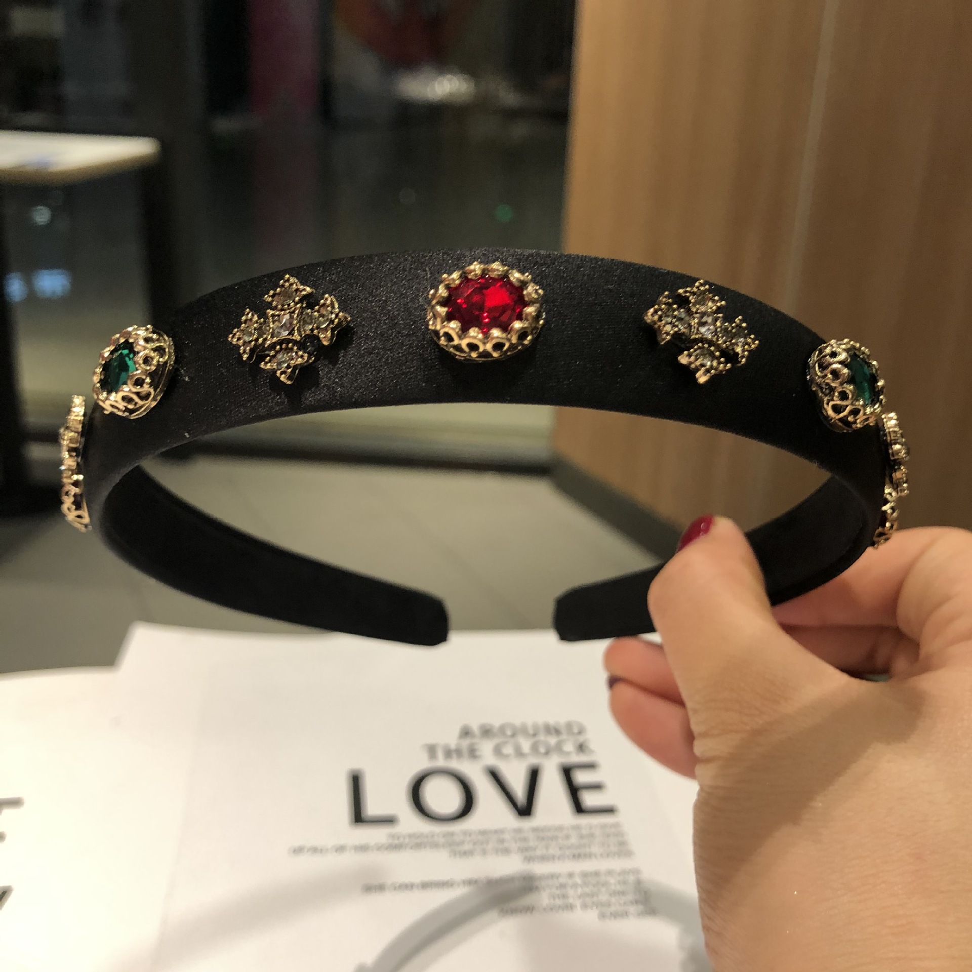 The elegant water diamond and pearl hair band is a versatile and sweet headwear for girls. It features a simple and elegant hairpin mesh and a red outlet pressure headband pic 12