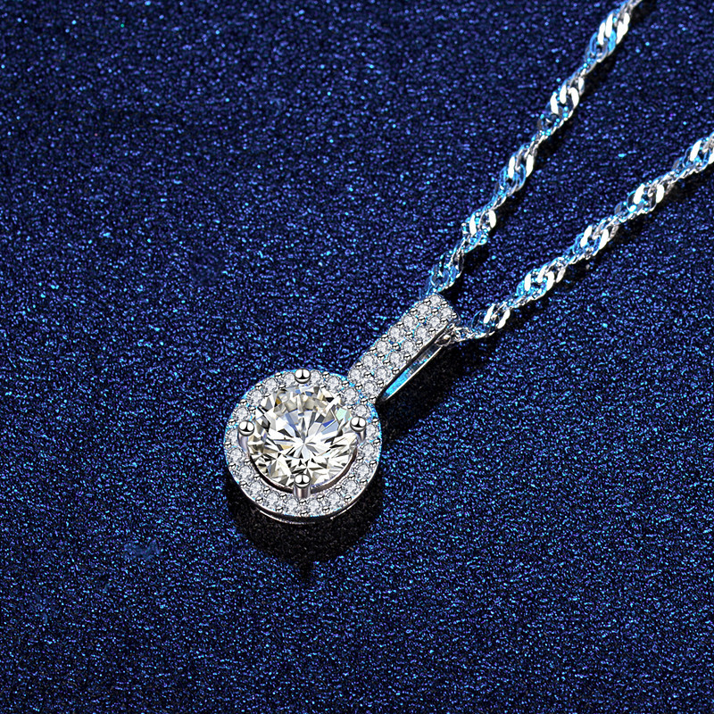 A high-quality imitation D-color moissanite four-leaf clover female pendant with eight hearts and eight arrows from a live-streaming product by a popular influencer on Kuaishou and Douyin pic 38