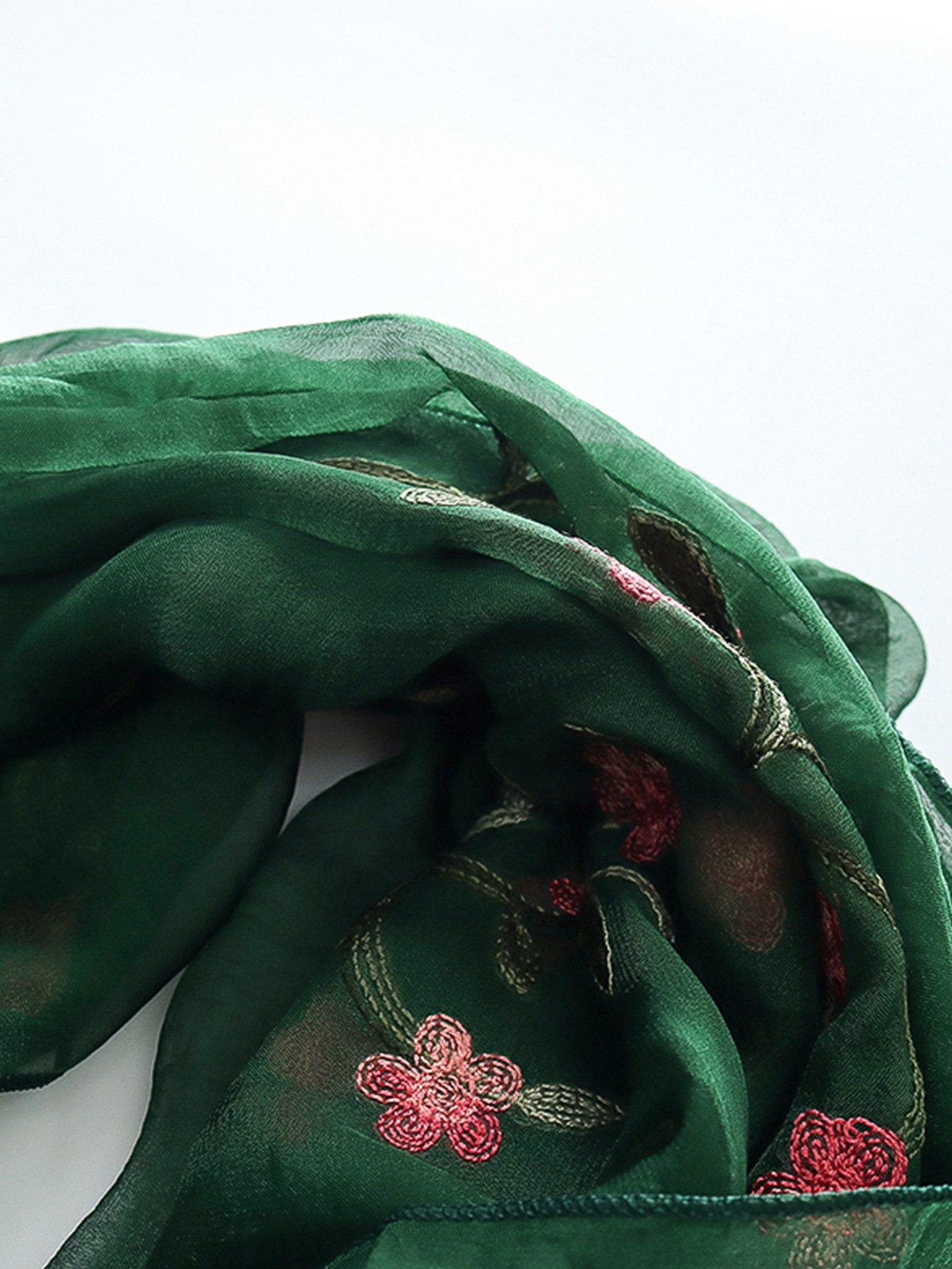 一件代发新款跨境专供美式田园风绣花披肩围脖外出拍照必防晒围巾详情5