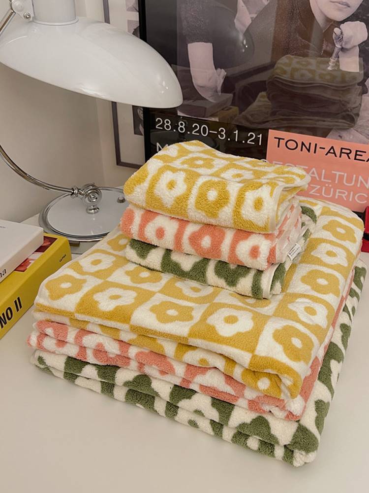 Futian coral velvet small flower bath towel is a cute and girlish towel for student dormitories and adult use. It is more absorbent than pure cotton pic 5