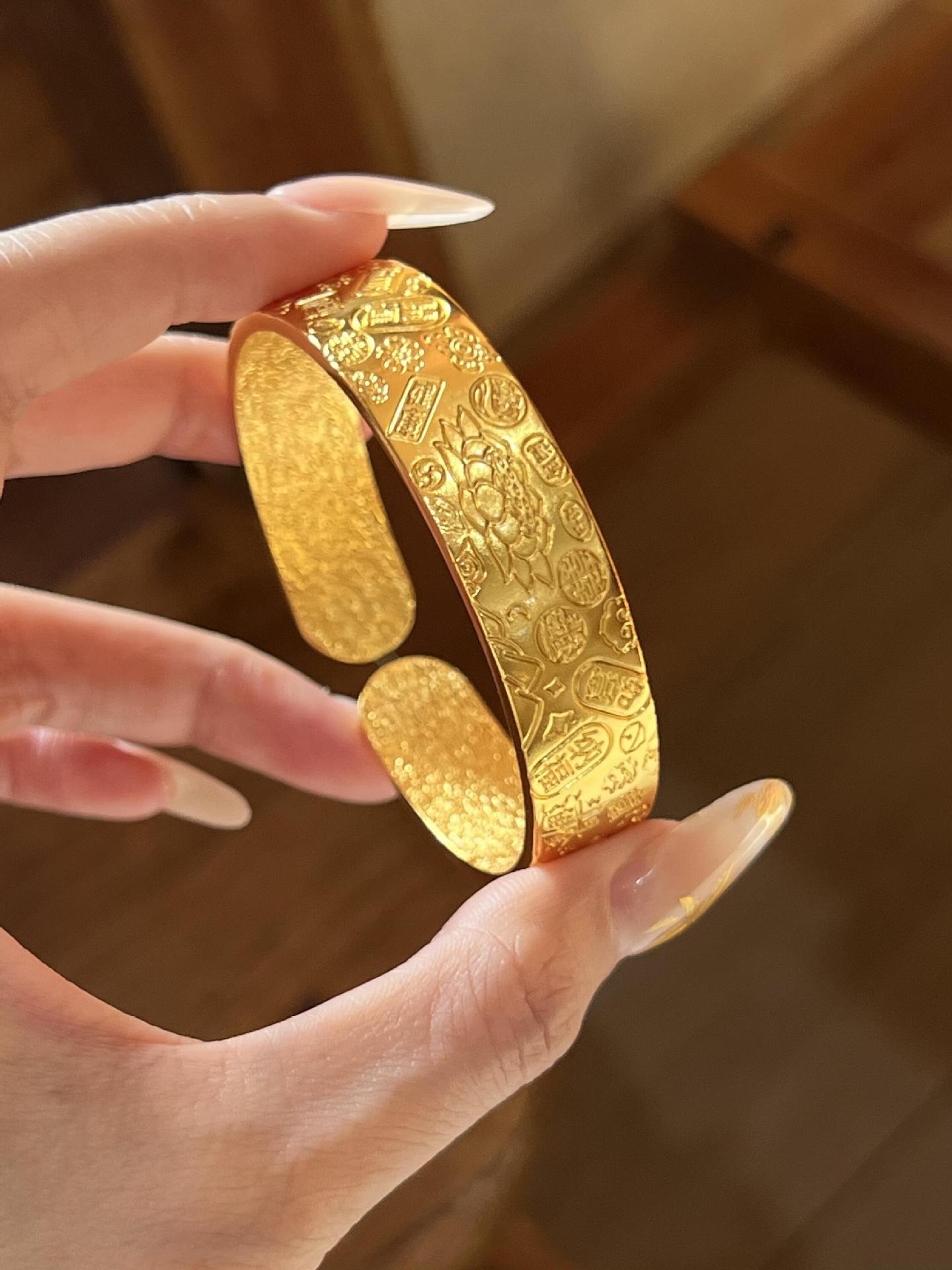 沙金饰品古法錾刻莲花吉言八宝手镯女金店宽版仿黄金福字开口手环详情5