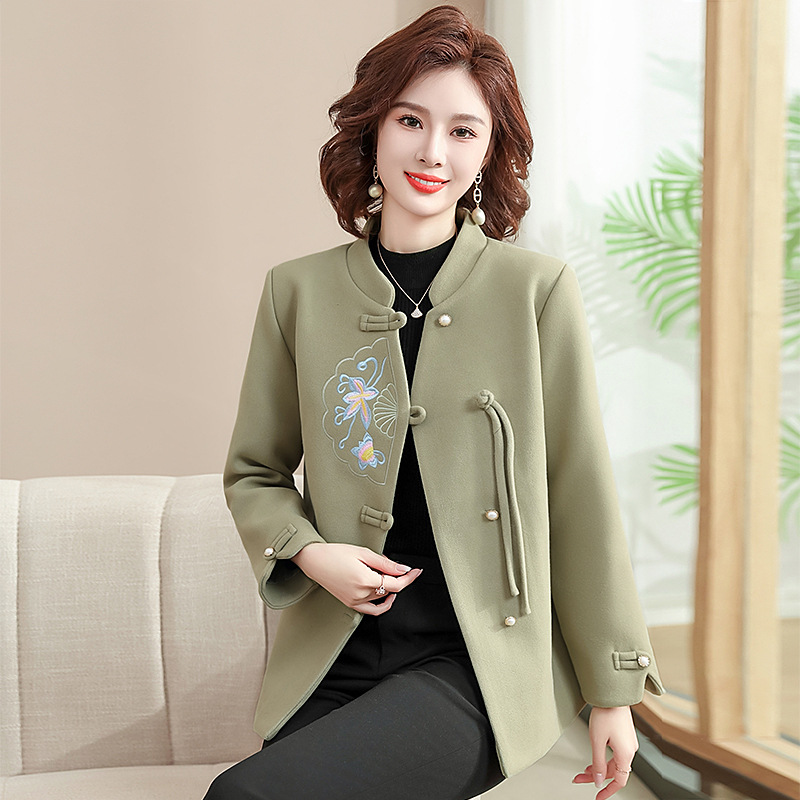 New autumn coat for middle-aged mothers in 2024, a new Chinese-style and stylish spring and autumn woolen overcoat for middle-aged and elderly women pic 10