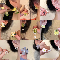 S925 Silver Needle retro pearl earrings for women, Korean ins style, high-end, niche and elegant stud earrings wholesale pic 7