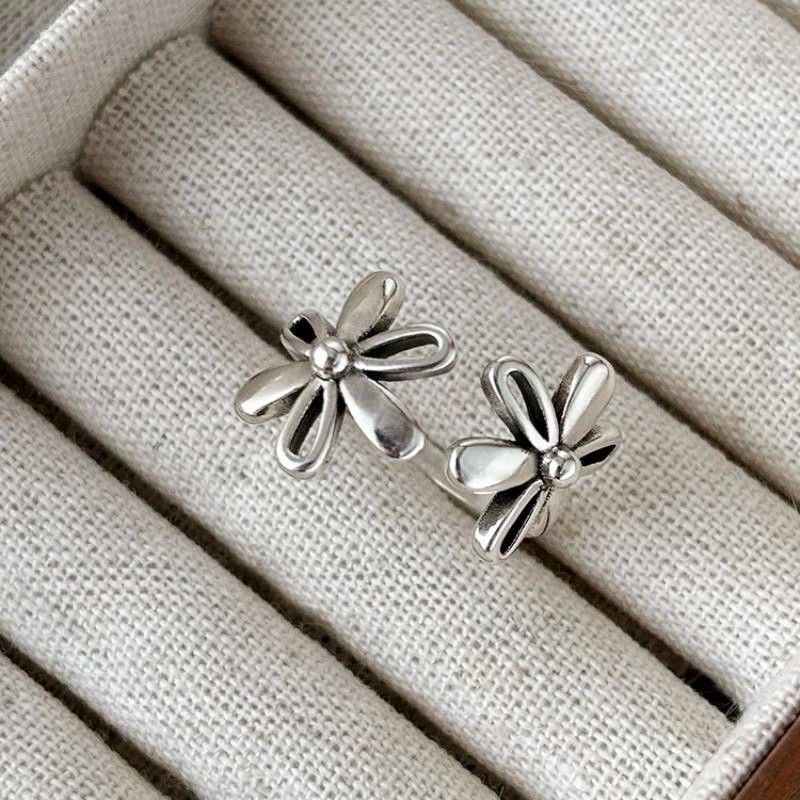 A simple and cold style hollowed-out flower ring for women on Instagram, a unique aged ring with a light luxury and niche design sense, a finger ring pic 3