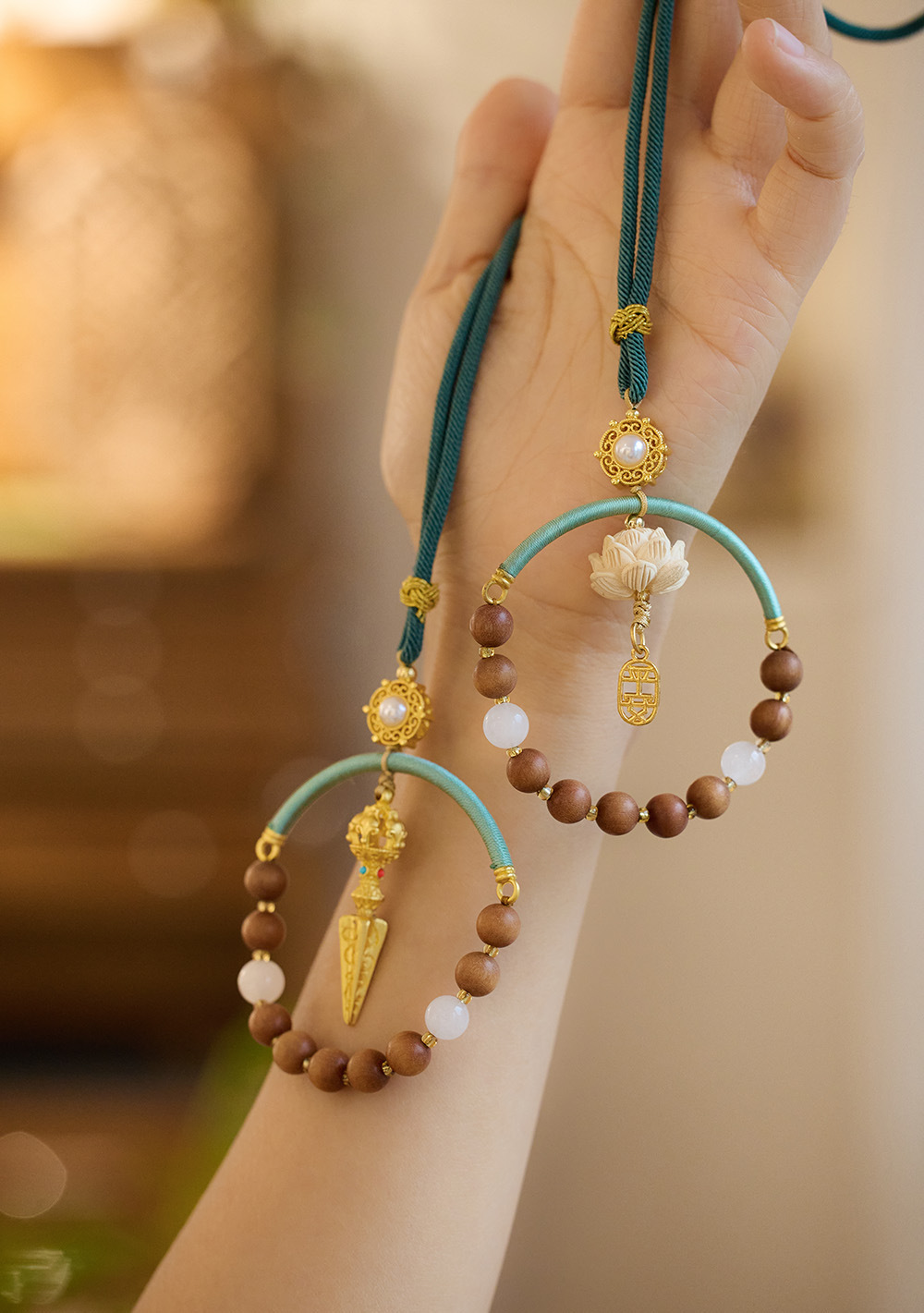 The same style of sandalwood car hangers for temples, Chinese-style car hangers, rearview mirror pendants, and safe car hangers for both men and women pic 9