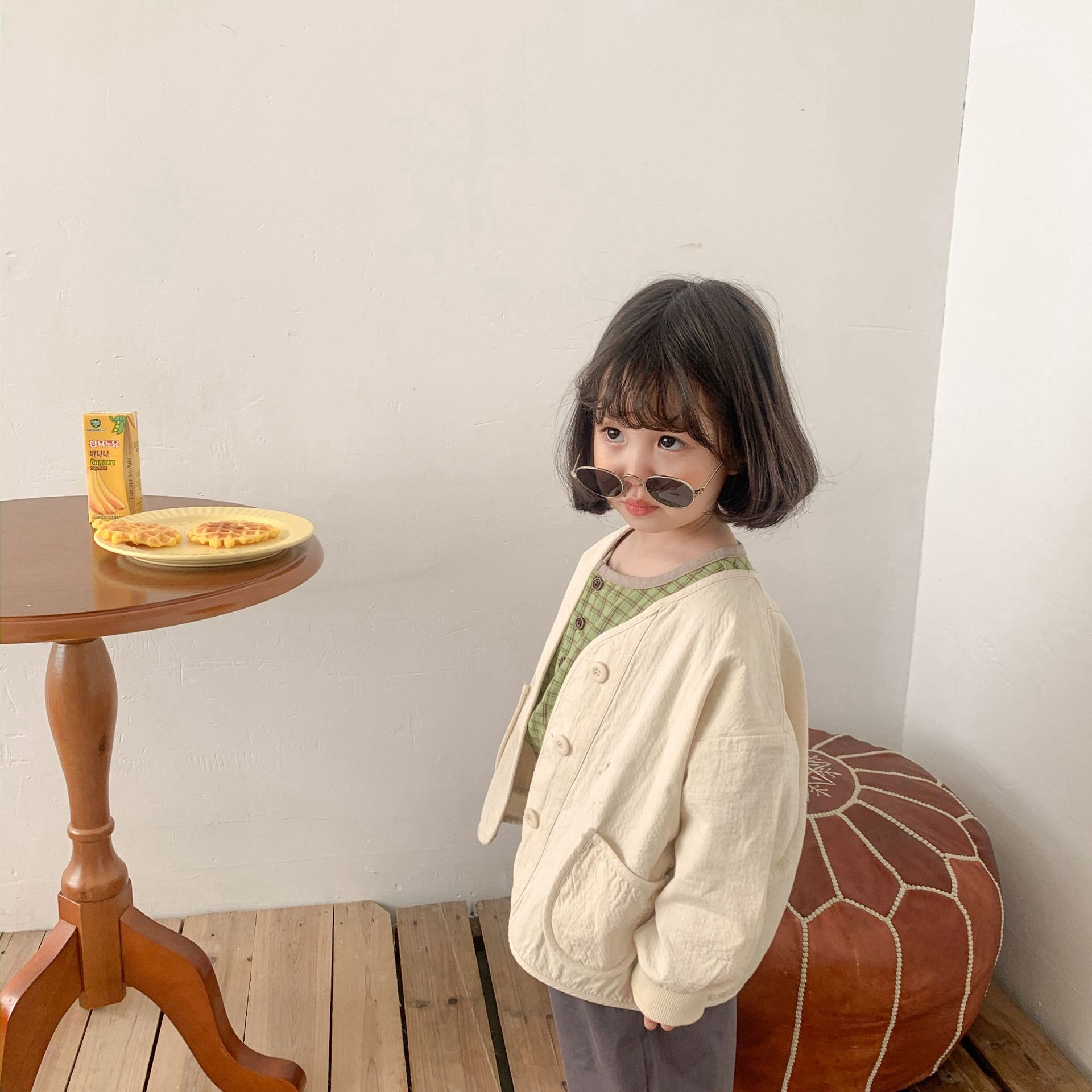 For the Spring and autumn of 2024, solid-color short jackets for children, a literary style for both boys and girls, and a small cardigan with a Japanese style as outerwear are all trendy pic 23