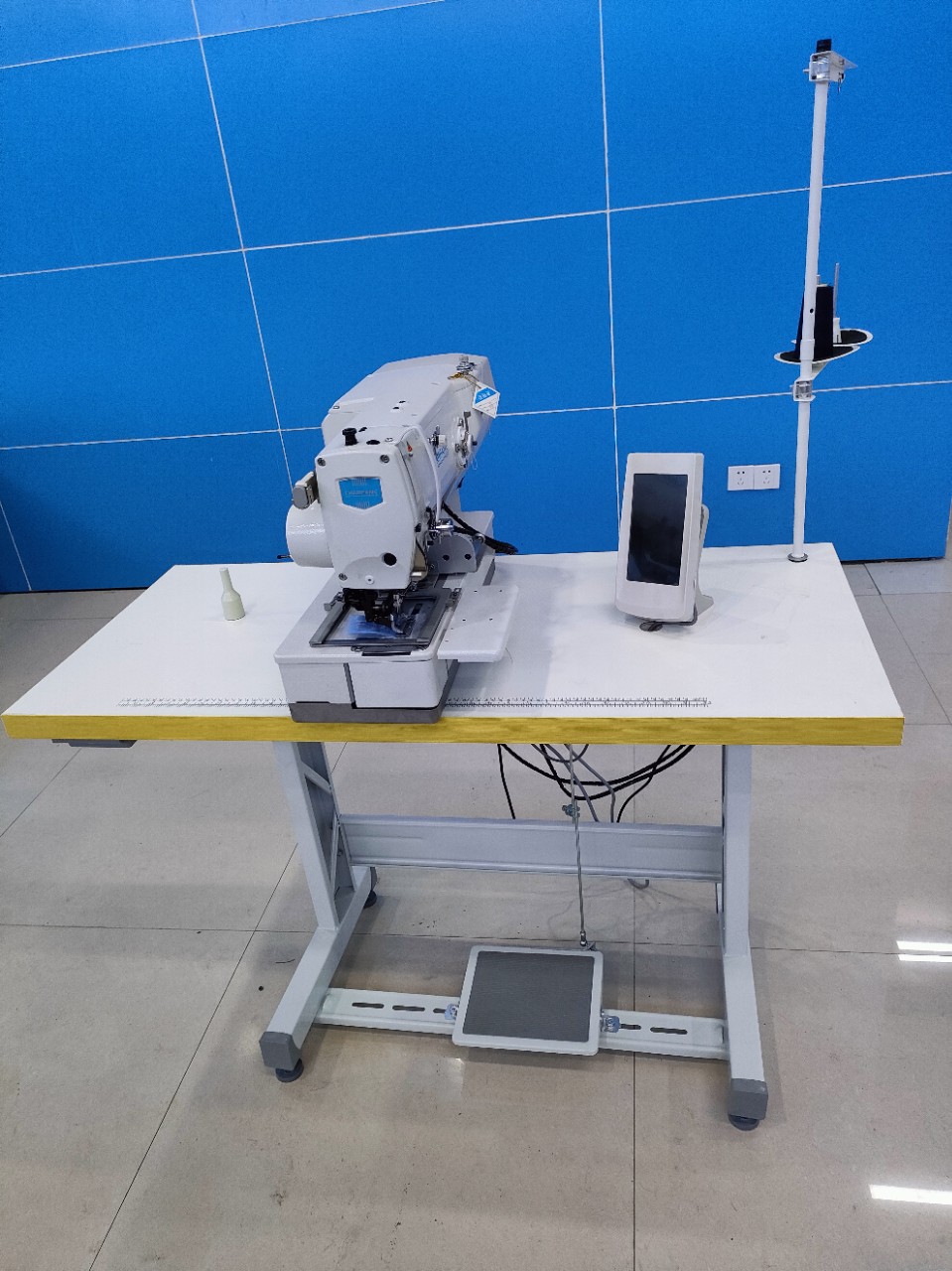 The 1790 continuous buttonhole machine for trousers and shirts is a buttonhole equipment for factories pic 2