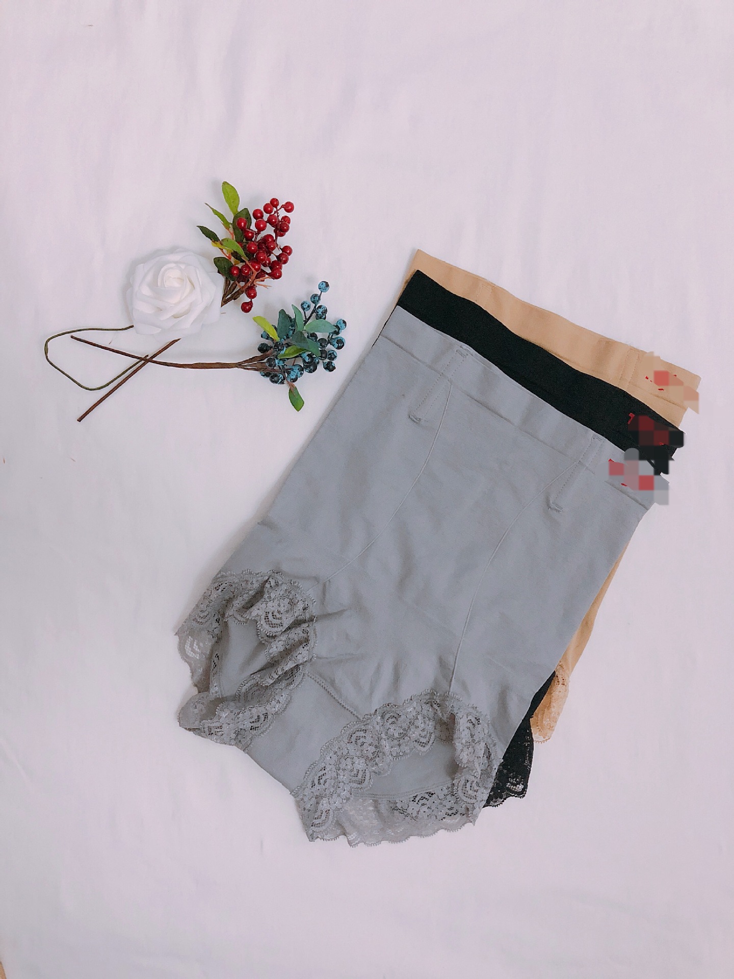 He and she are petite and slender, with a tall waist and a tapered abdomen. They are wearing lace magnetic therapy underwear that warms the uterus, protects the waist, lifts the buttocks, and shapes the body pic 1
