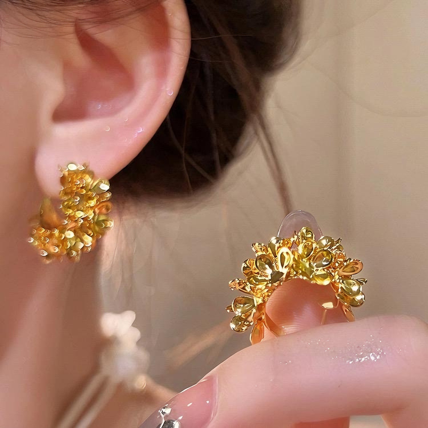A variety of golden flower C-shaped earrings, a new bestseller for women in 2025, with a high-end feel and retro charm pic 5