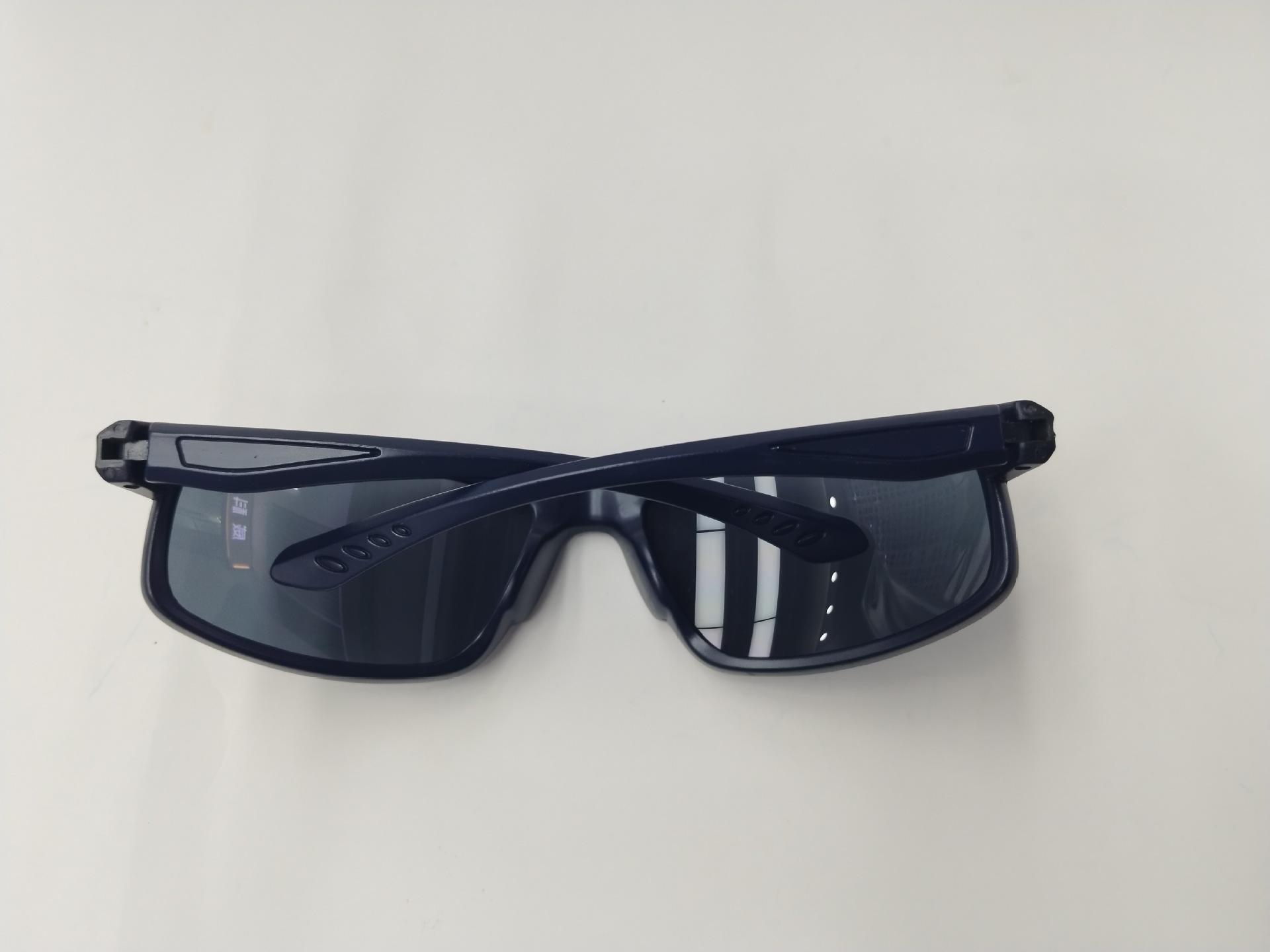 2024新款男士塑料休闲运动太阳镜 时尚轻便地摊墨镜 眼镜厂家直销批发 防紫外线保护眼睛详情10