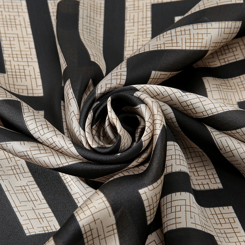 春季新款经典配色围巾 简约印花柔软丽锦缎空调房披肩女士详情4