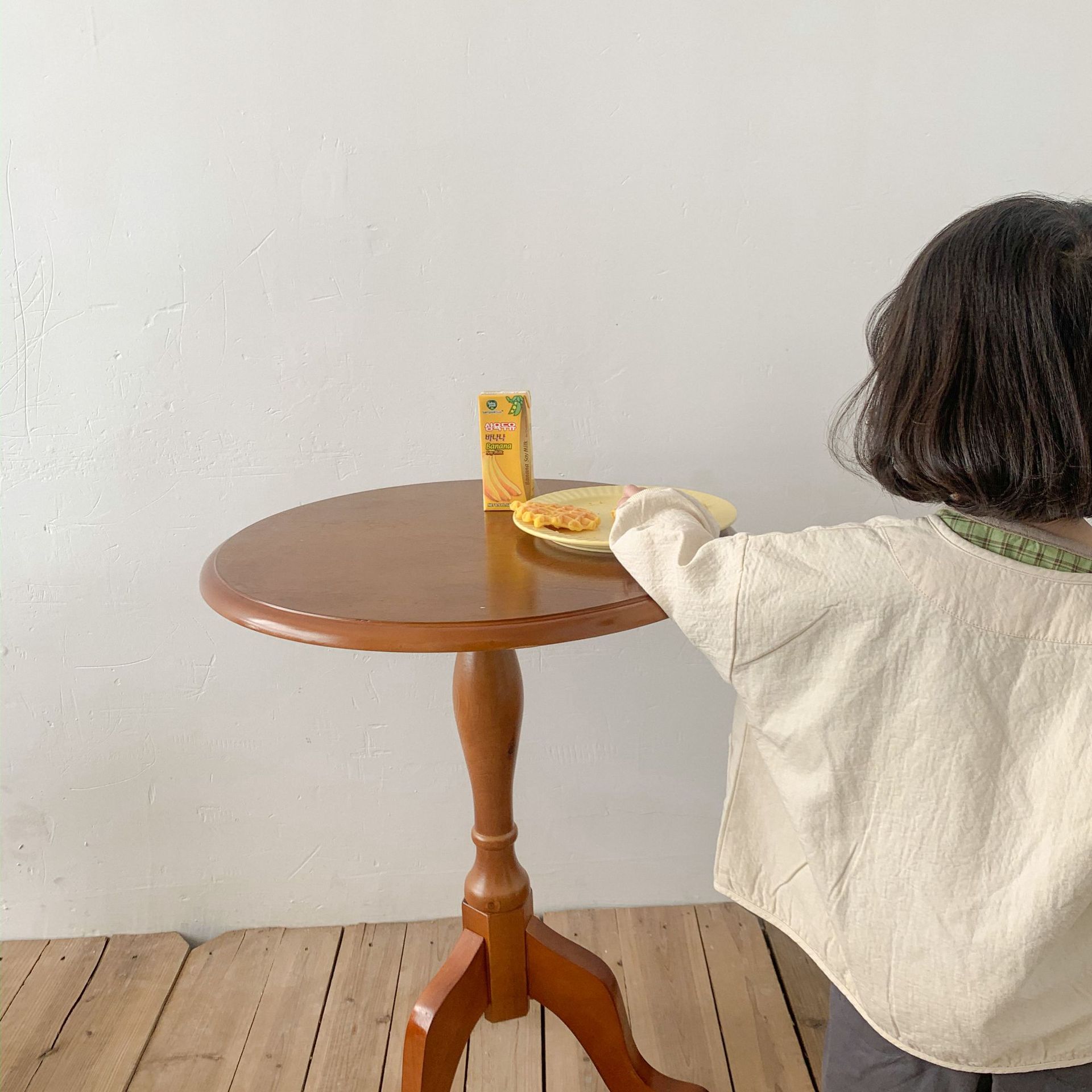 For the Spring and autumn of 2024, solid-color short jackets for children, a literary style for both boys and girls, and a small cardigan with a Japanese style as outerwear are all trendy pic 24