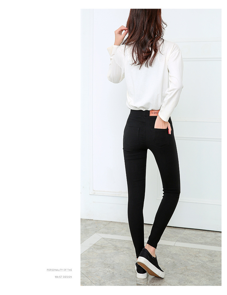For the 2021 autumn and winter season, wearing black velvet pencil pants with leggings over them makes women look slimmer. Elastic skinny pants for women in larger sizes pic 7