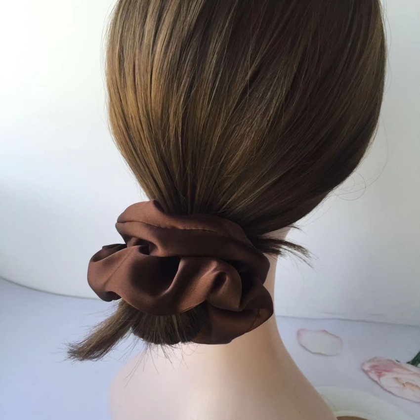 The high-end satin large intestine hair band is 12 cm long, with a simple and elegant style. The hair is tied with a ponytail and comes in a pure plain color of flower red, black and coffee pic 5