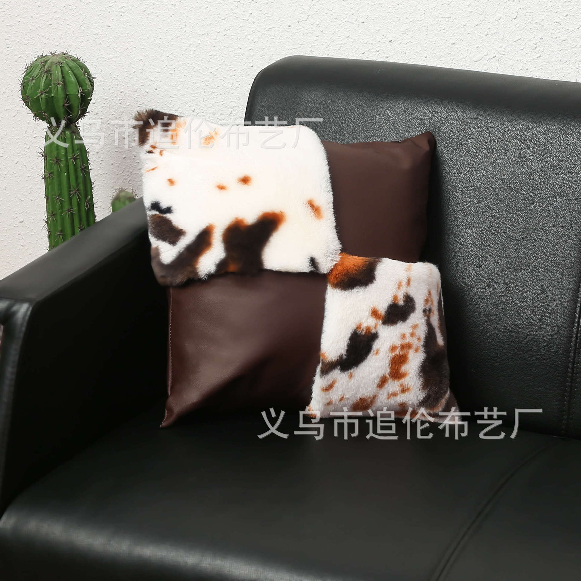 皮革抱枕套新款方格兔绒动物纹高级耐脏可洗靠垫套详情3