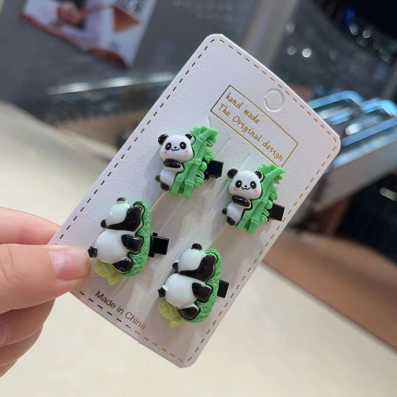卡通可爱熊猫发绳新款亮面抱竹子熊猫发夹儿童鸭嘴夹发卡头饰批发详情4
