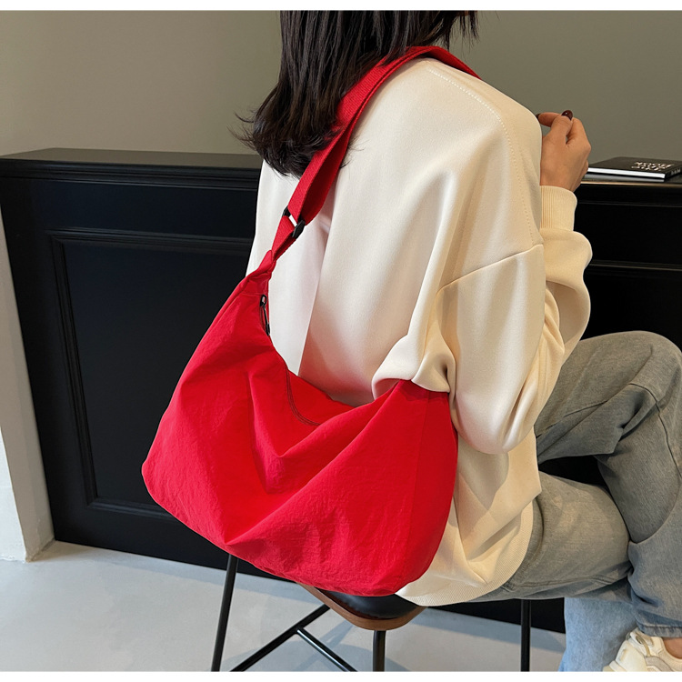 防水尼龙布袋斜挎包2024新款百搭饺子包简约百搭大容量上课单肩包详情26