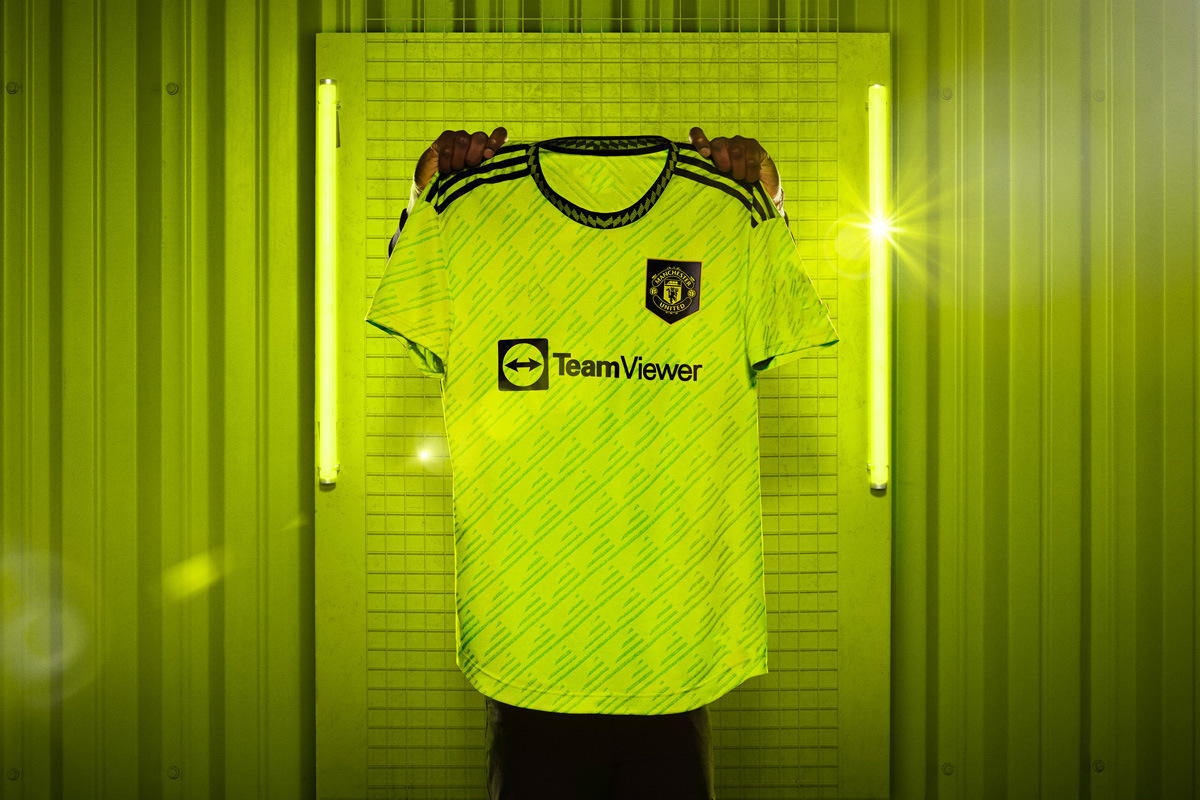 The man fluorescent green MAN L football jersey is the brand-new second away kit for European clubs in the 2022-23 season pic 6