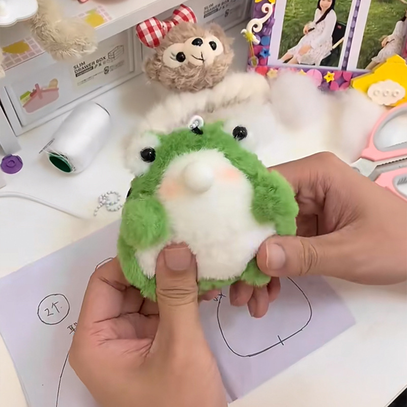 Скрипучая кукла с пузырями скрипит, свисает, свисает, вешается, лягушачий материал завернут в готовый детский сад для девочек с помпонами pic 6