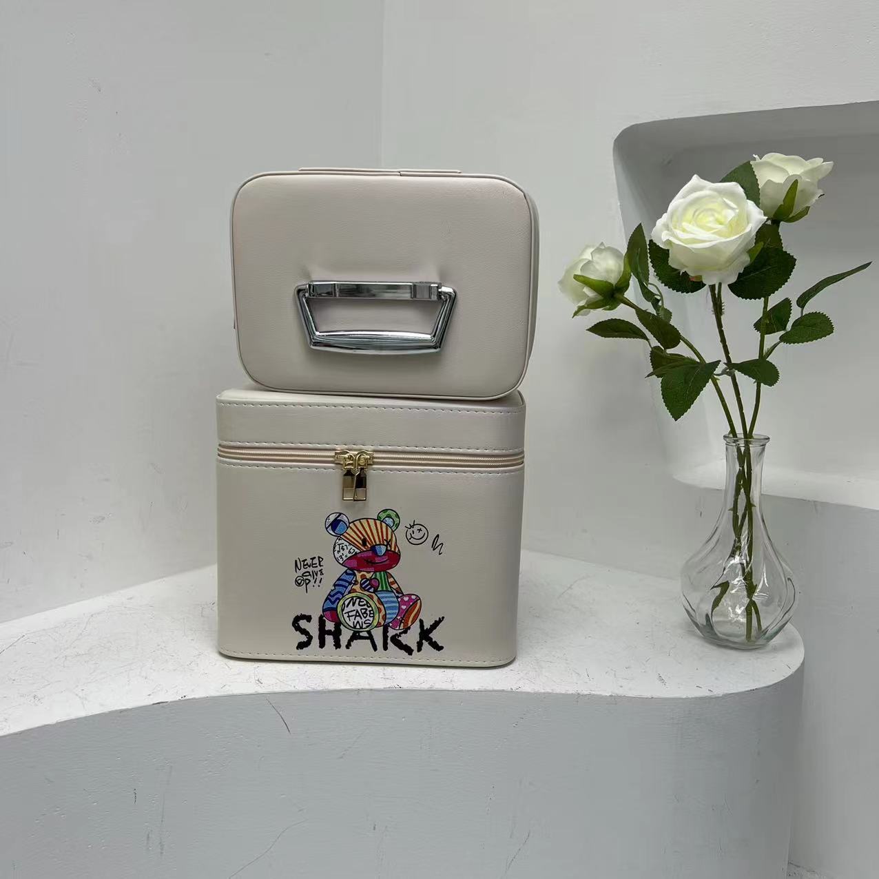 化妆包大容量可爱动漫卡通手提包便携化妆箱护肤品收纳盒厂家批发详情3