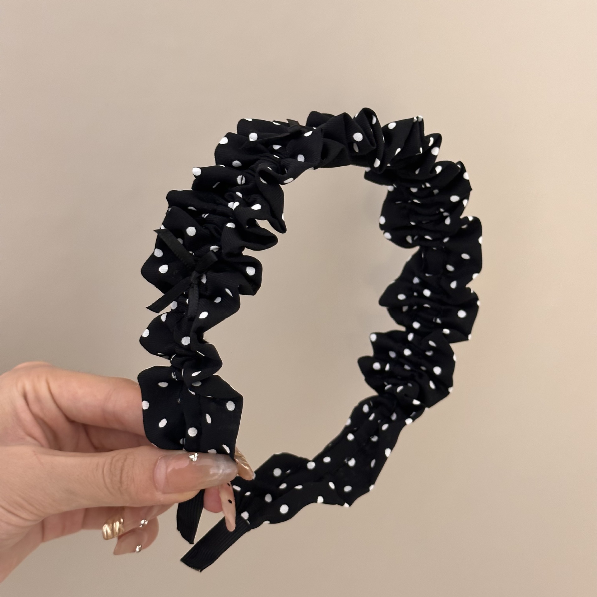 The new polka dot bow headband is a versatile Korean-style pleated hair accessory for women. It features a high top of the head with pressure and ruffled edges. The headwear is simple and elegant pic 15