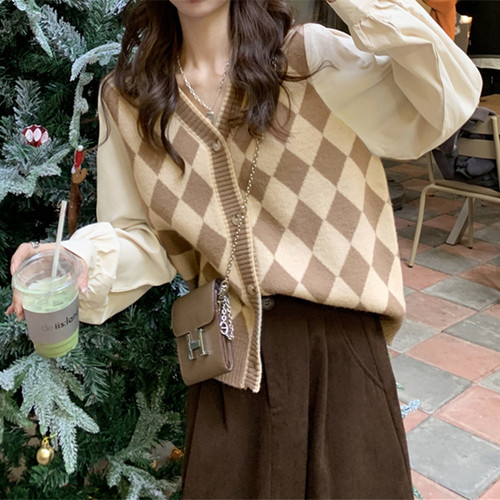 A gentle pink sweater with heart-shaped buttons for women in the spring and autumn of 2022, paired with a loose and sweet knitted cardigan jacket pic 6