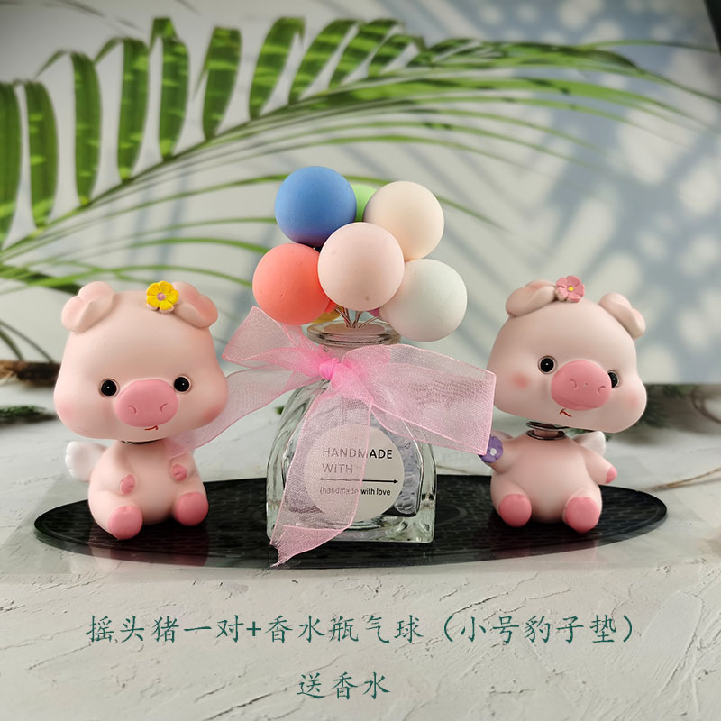 一件代发汽车香水摆件防滑垫树脂摇头公仔萌萌猪告白气球水晶座详情4