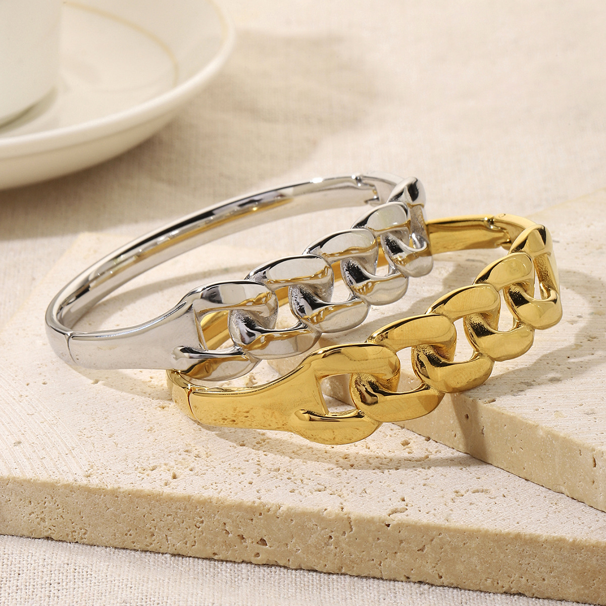 Stainless steel bracelet, a fashionable and niche double-ring buckle bracelet for women, a new 18K gold-plated titanium steel bracelet on Instagram pic 4
