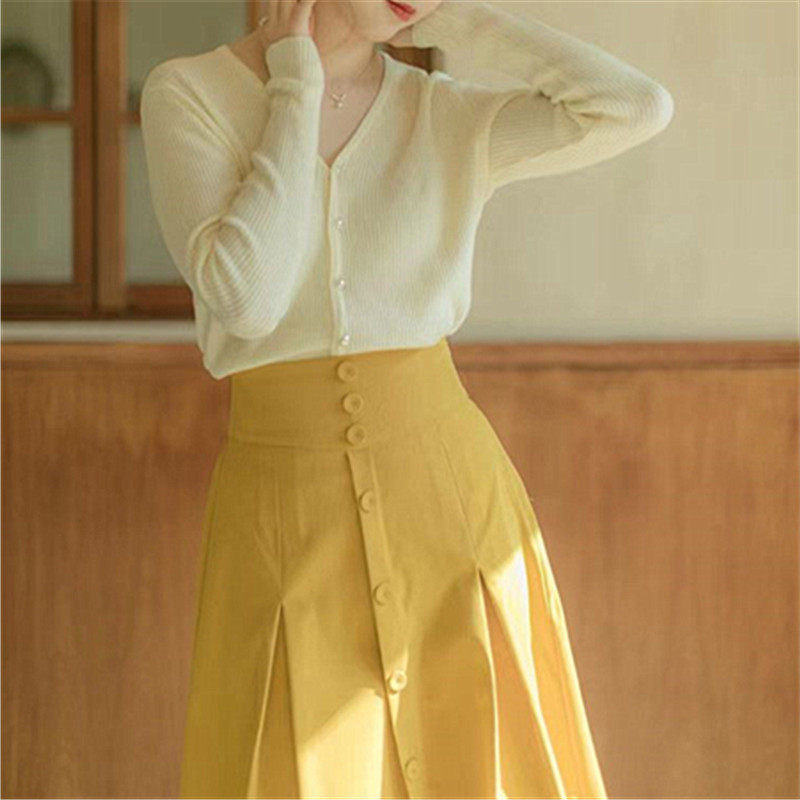 The new 2022 cardigan for women, Korean autumn style, pearl buckle V-neck knitted sweater, gentle style, versatile short sweater coat pic 10