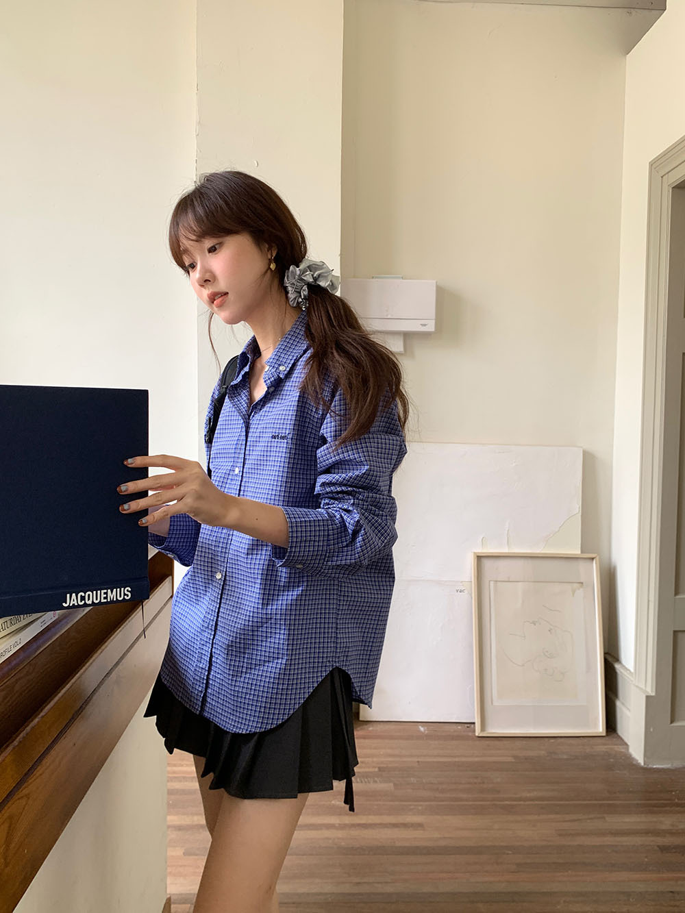 A real photo of a woman wearing a retro, fair-skinned, blue checkered, simple letter-embroidered single-breasted long-sleeved shirt on Korean Instagram in autumn pic 23