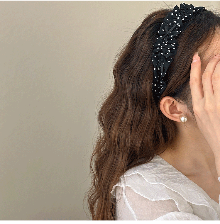 The new polka dot bow headband is a versatile Korean-style pleated hair accessory for women. It features a high top of the head with pressure and ruffled edges. The headwear is simple and elegant pic 11