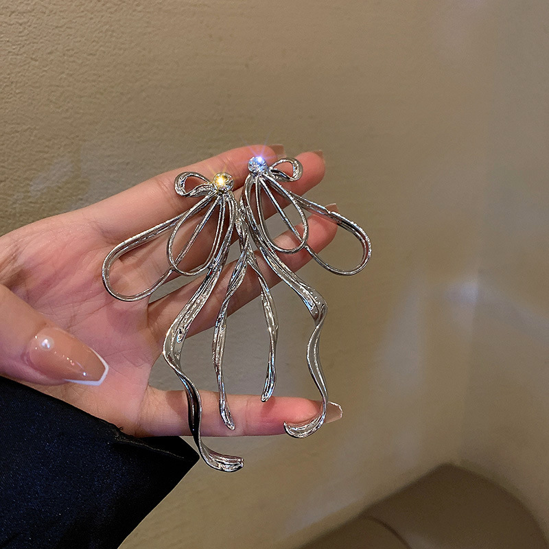 Silver needle diamond-encrusted heart-shaped flower earrings, European and American fashion style, square stud earrings, niche commuting new earrings wholesale pic 10