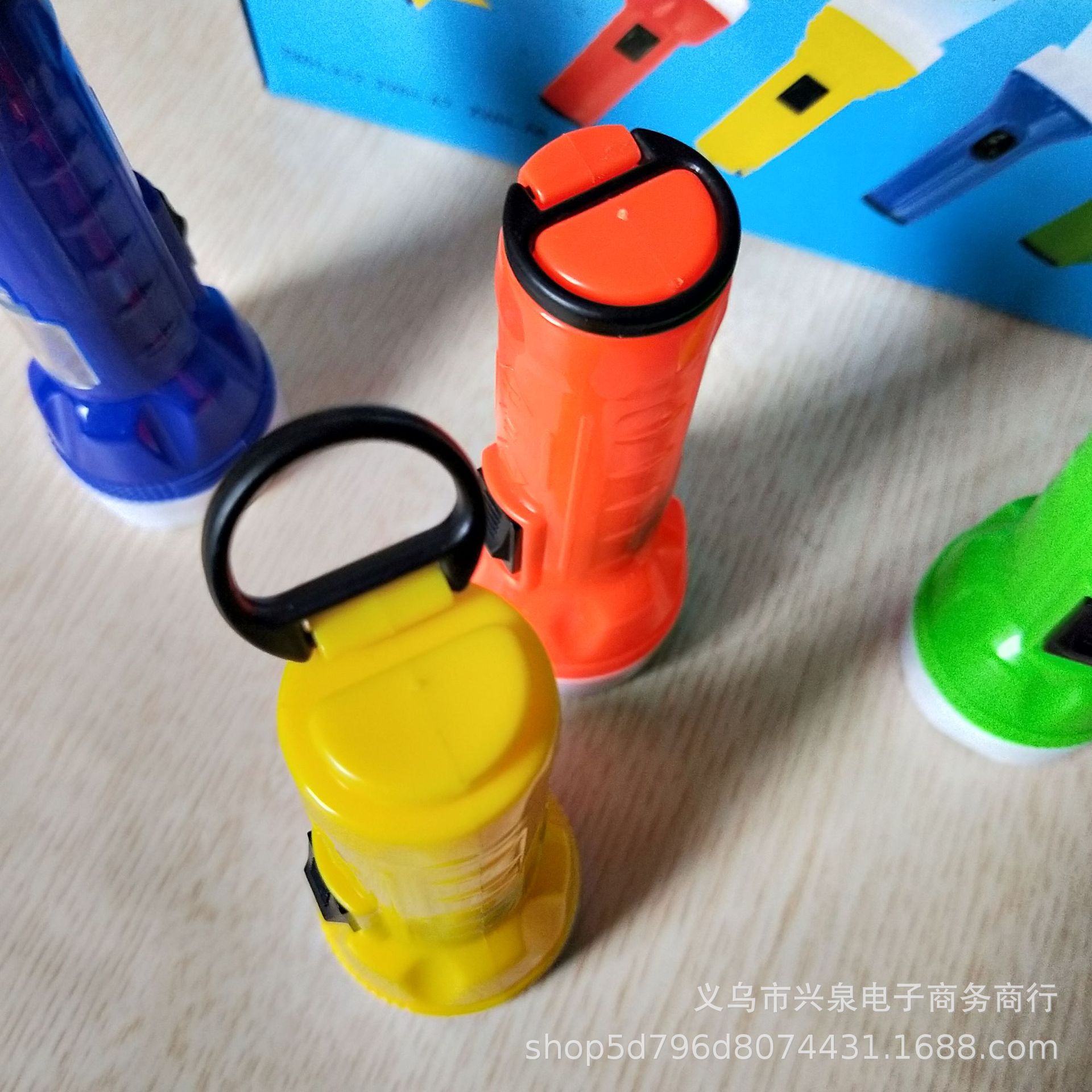 One-yuan and two-yuan hand lights, night lights, flashlights, portable large flashlights, one-yuan and two-yuan supply pic 4
