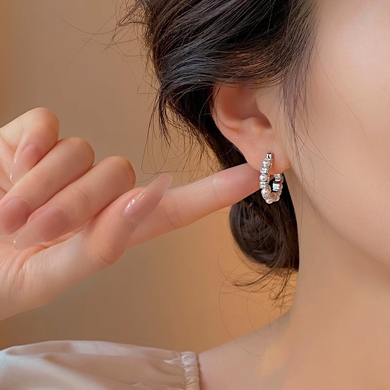 圆圈珍珠耳环小众设计轻奢高级感耳饰女新款个性独特法式复古耳扣详情4