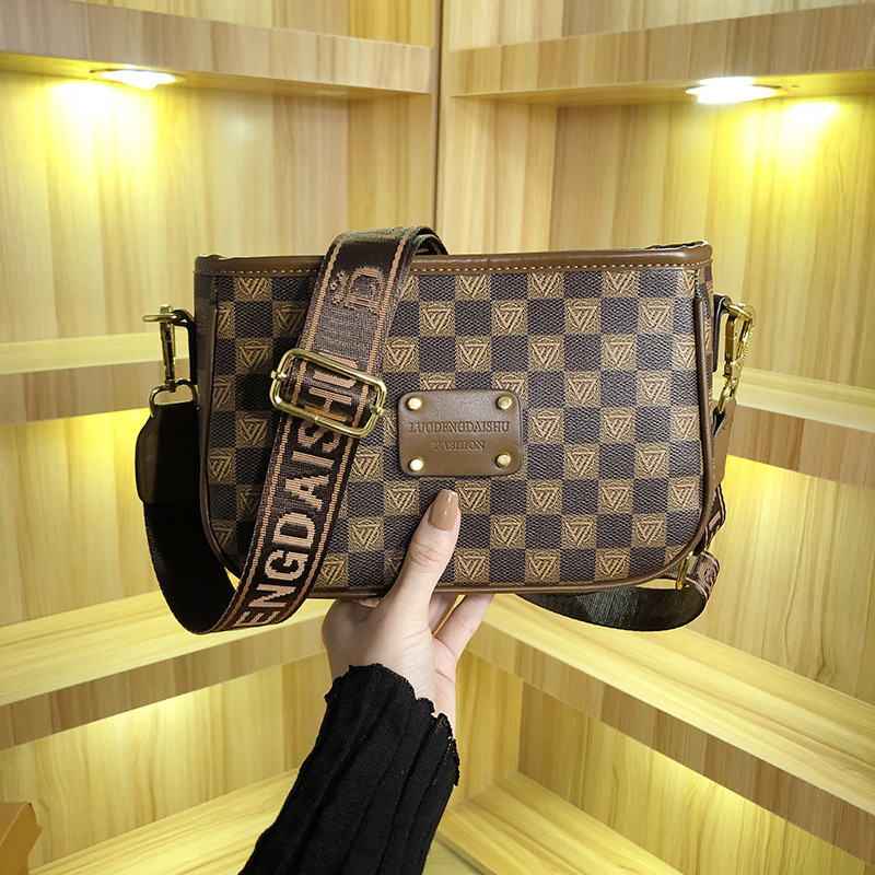 时尚宽肩带女包2023新款百搭字母印花潮流腋下包高级感气质单肩包详情15