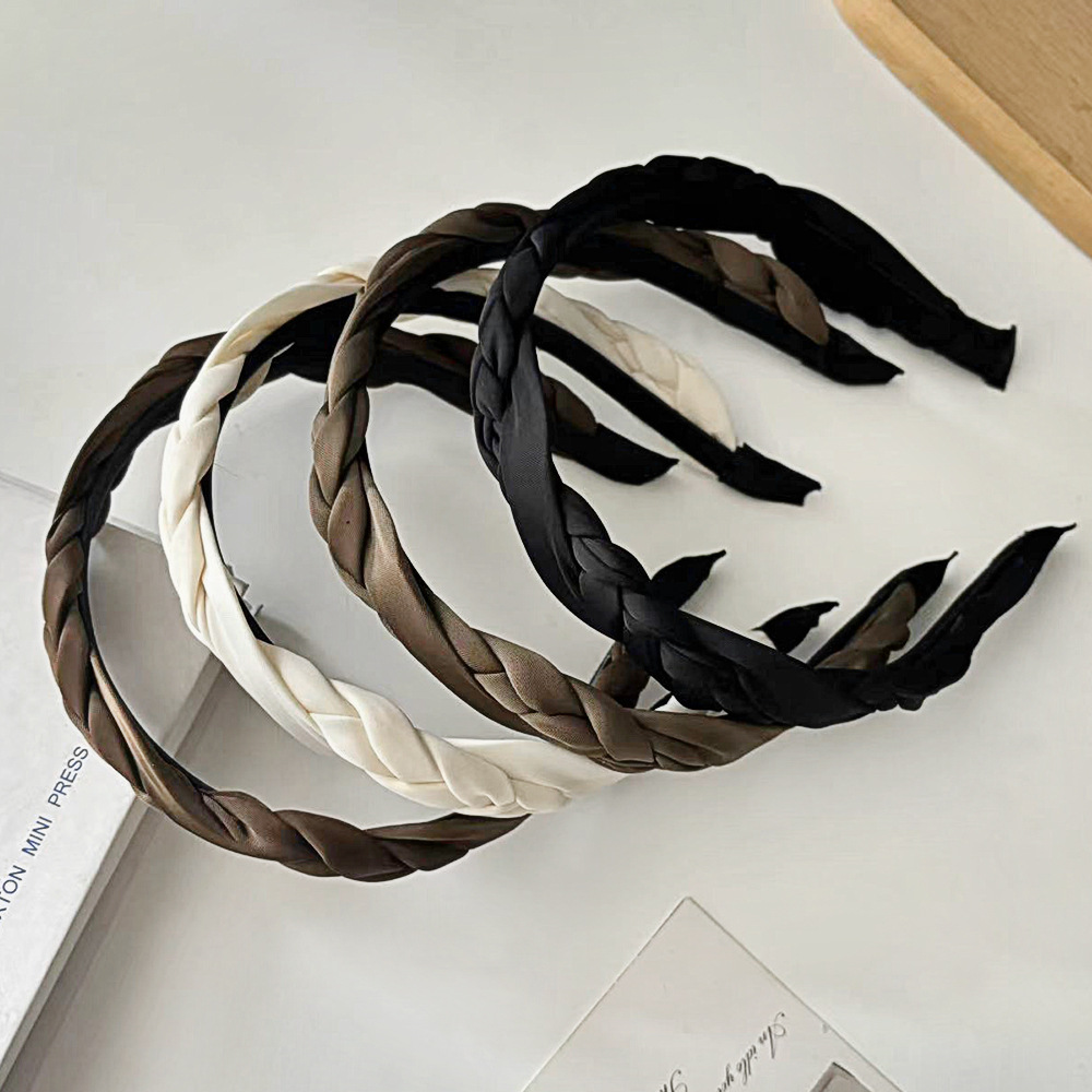 The cold and elegant braided hairband is a simple solid-color headband made of woven fabric for women. It is versatile and anti-slip. The Korean-style hairpin adds a touch of charm to your hair pic 1