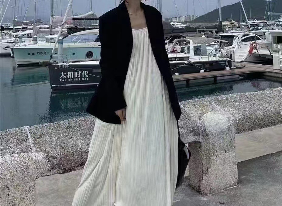 Pleated halter dress for women in summer 2024, a high-end, elegant and slimming dress, loose French light luxury solid color long dress pic 5