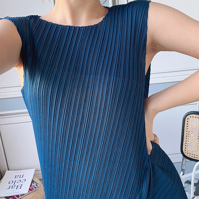 A mid-length sleeveless pleated dress for women, a new summer style by Miyake. This irregularly pieced A-line base dress is stylish pic 50